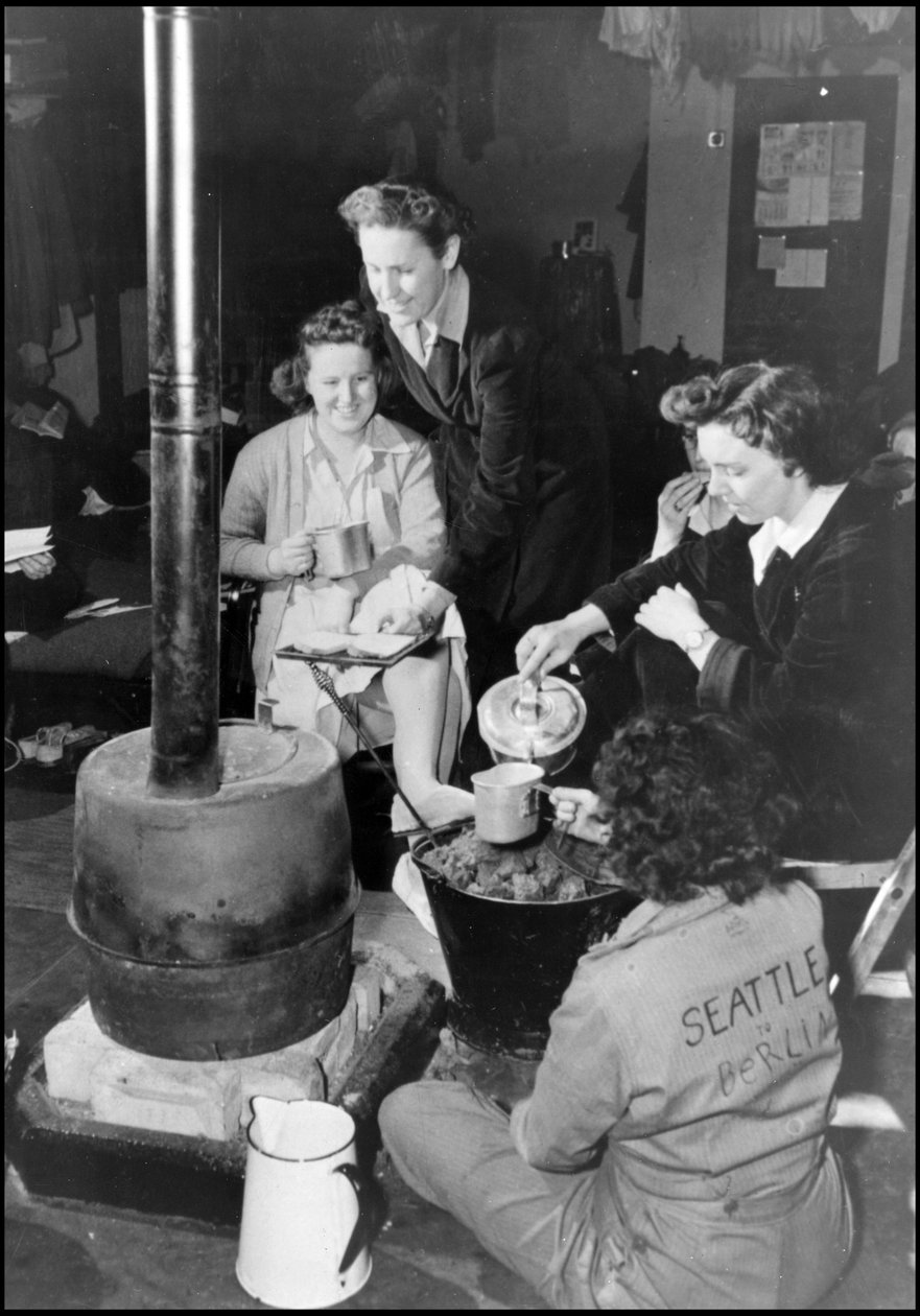 Druhá světová válka (1939-1945): na britské letecké základně, kde je uvězněna jednotka WAC (Women