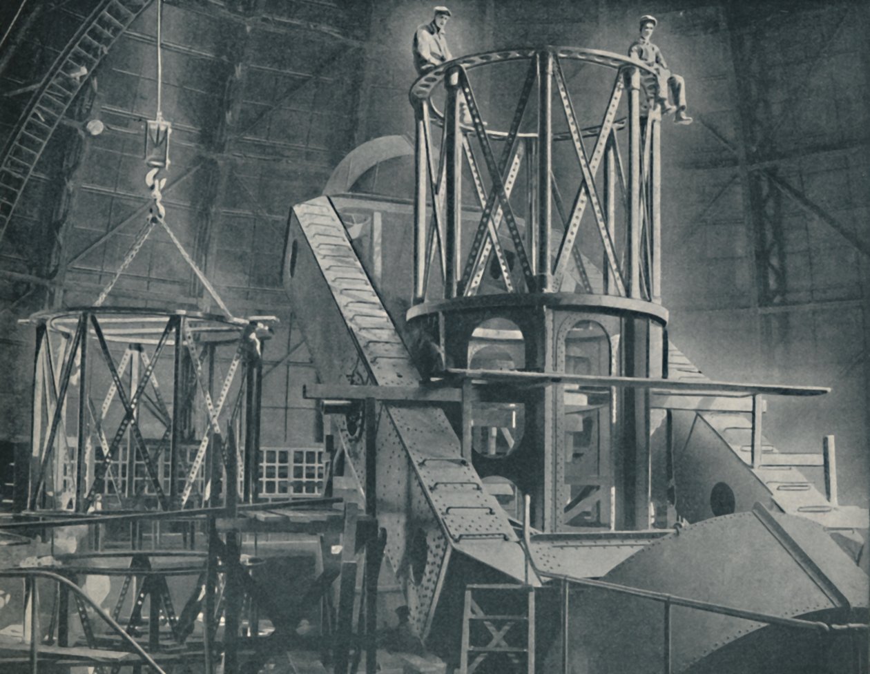 Sekce po sekci připevňuje obrovskou ocelovou kostru válce Hookers, c1935 od Unbekannt