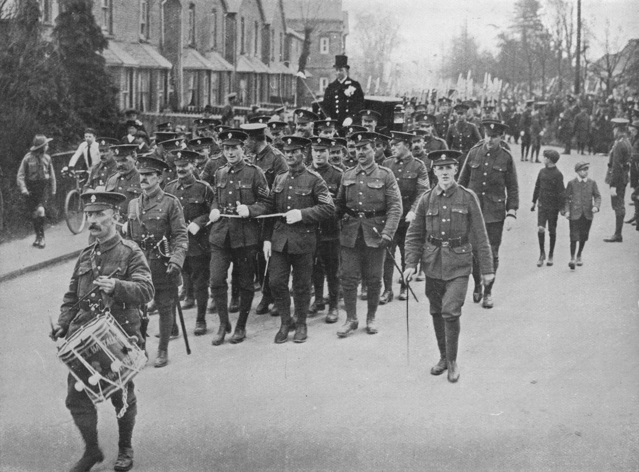 Seržanti táhnoucí svatební kočár z kostela, 1915 od Unbekannt