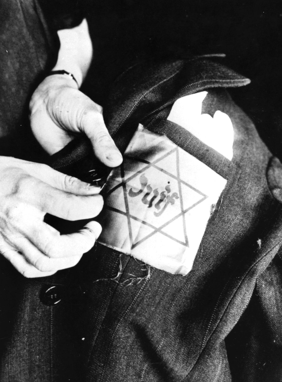 Šití žluté hvězdy identifikující Žida na bundu, Němci okupovaná Paříž, 1942 od Unbekannt