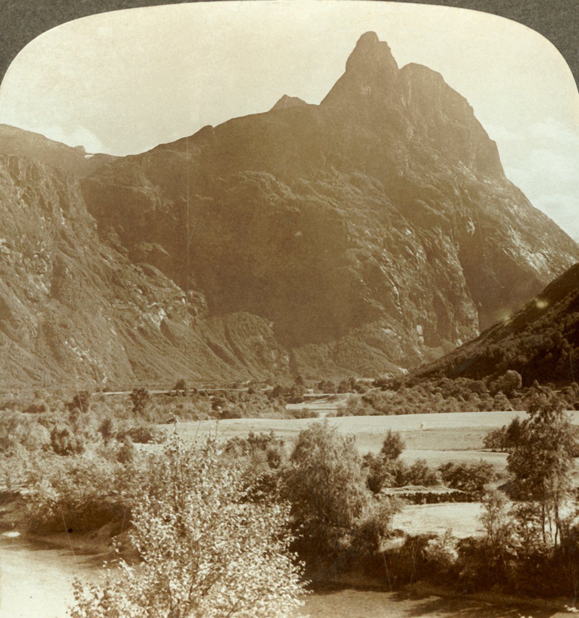Ostré vrcholy Romdalshornu korunující horskou stěnu nad řekou Rauma, Norsko, c1905. od Unbekannt