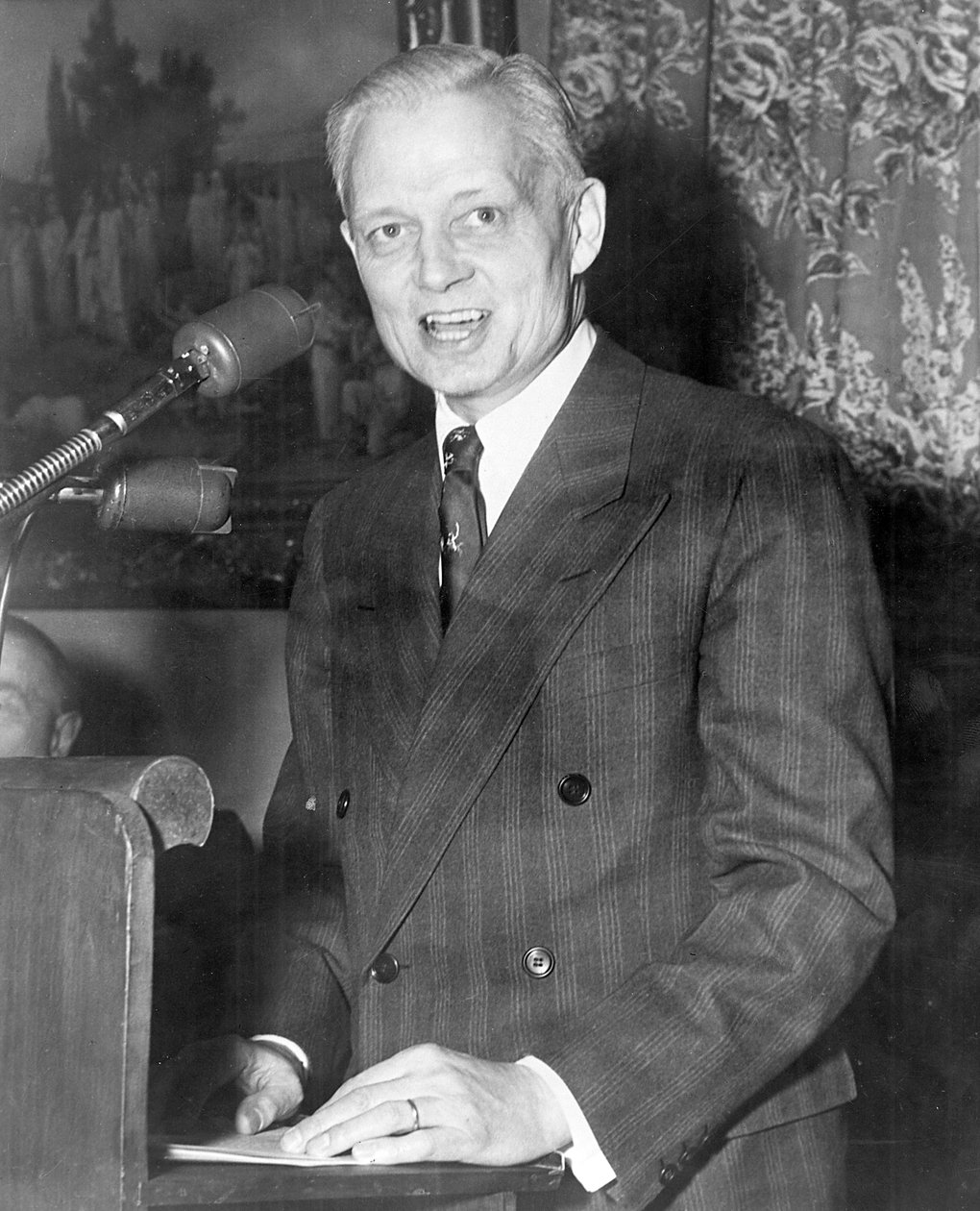 Sherman Adams 1899-1986, americký politik pronášející projev od Unbekannt