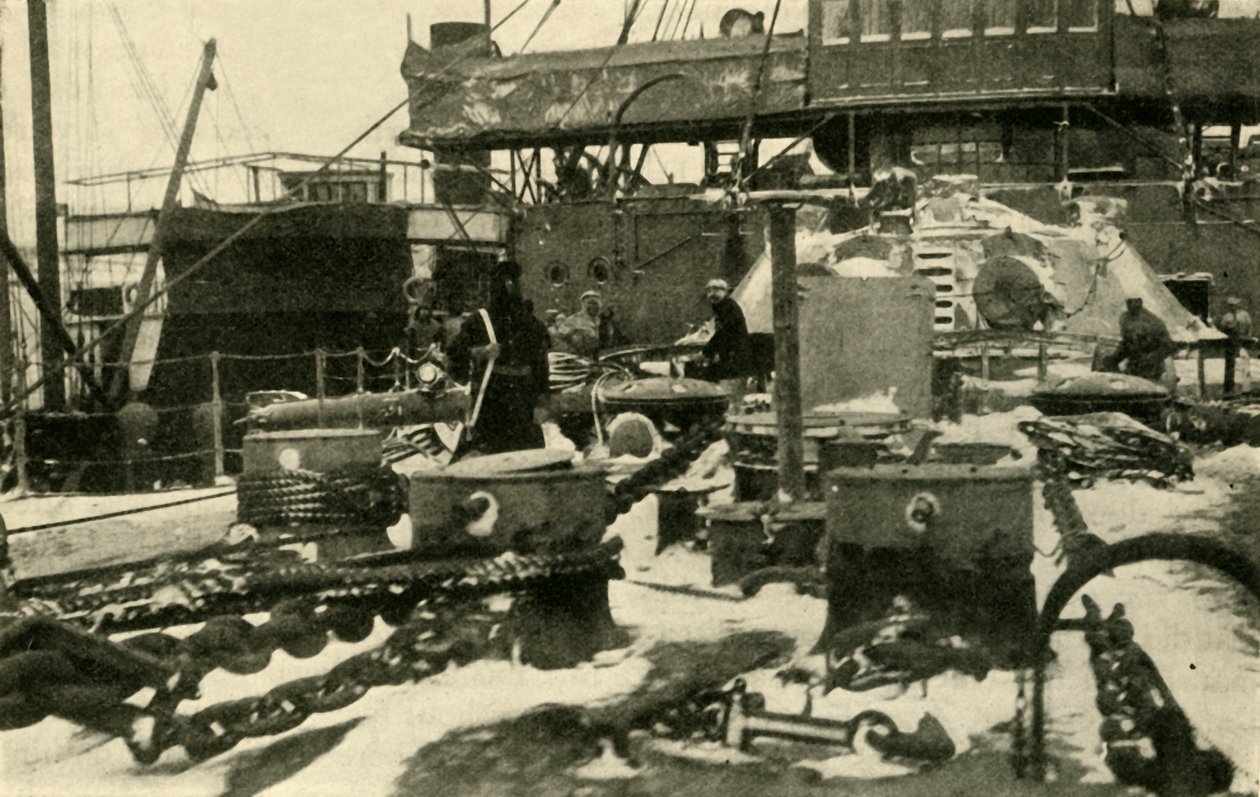 Loď dodávající uhlí v mrazivých podmínkách, první světová válka, 1914, c1920. od Unbekannt