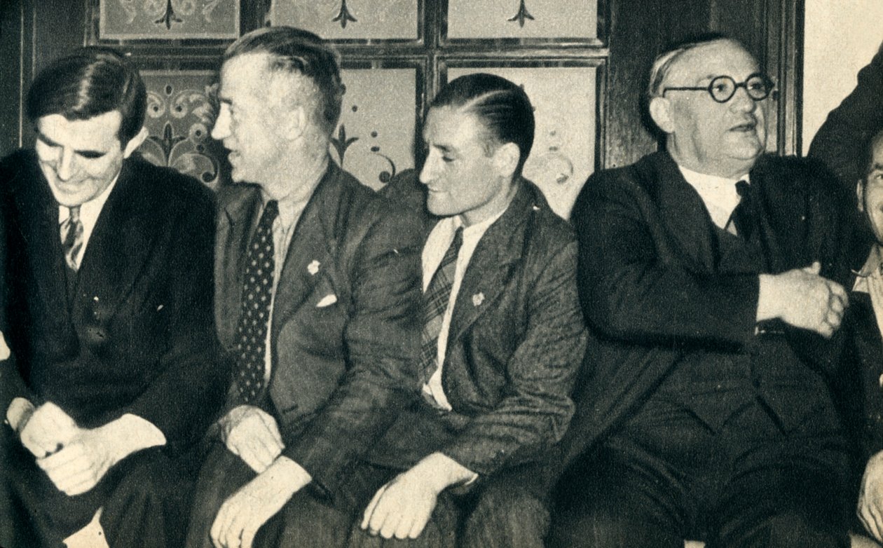 Lodní kolegové na břehu. John G. Winant, Ernest Bevin, s obchodními námořníky, 1942 od Unbekannt
