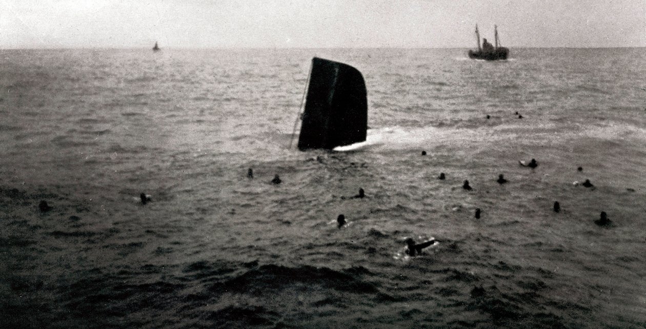 Vrak republikánské ponorky B6, srpen 1936 (černobílé foto) od Unbekannt