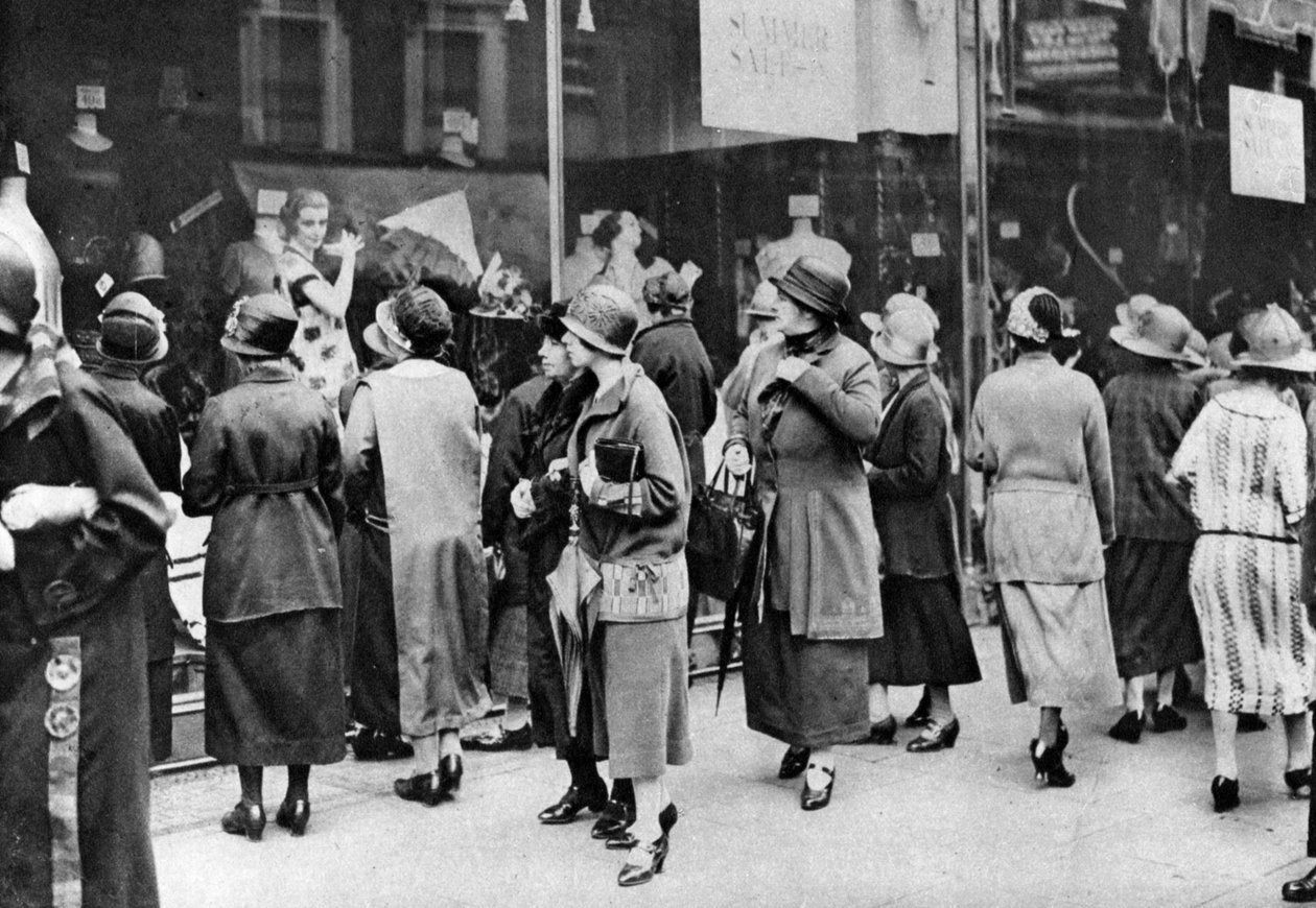 Nakupující v Kensington High Street, Londýn, 1926-1927 od Unbekannt