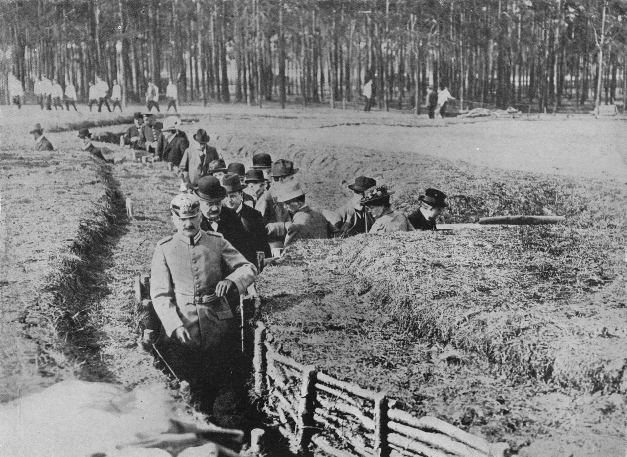 Ukazuje civilisty kolem výstavních zákopů na předměstí Berlína, 1915 od Unbekannt