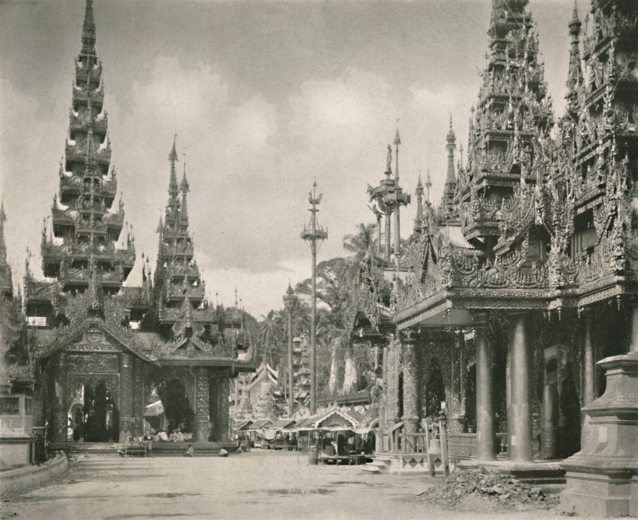Svatyně Velkého zvonu v pagodě Shwedagon, Yangon, 1900. od Unbekannt