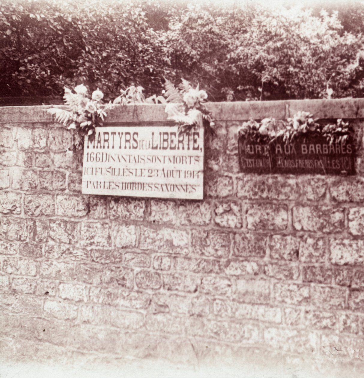 Podepsat na památku civilistů, kteří byli zastřeleni Němci, Dinant, Belgie, c1914-c1918 od Unbekannt