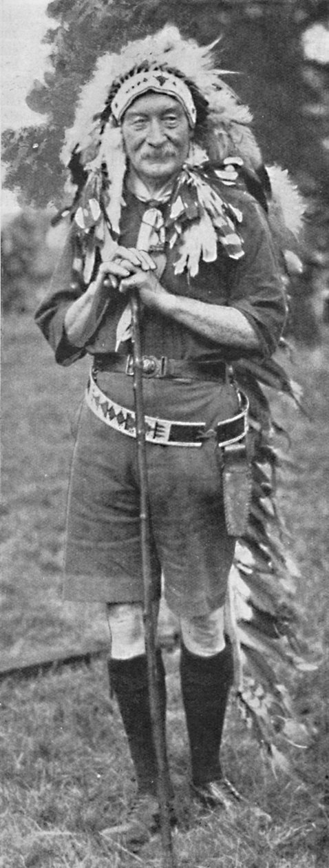 Sir Robert Baden-Powell, oblečený v šatech kmene Rudých Indiánů, c1925. od Unbekannt