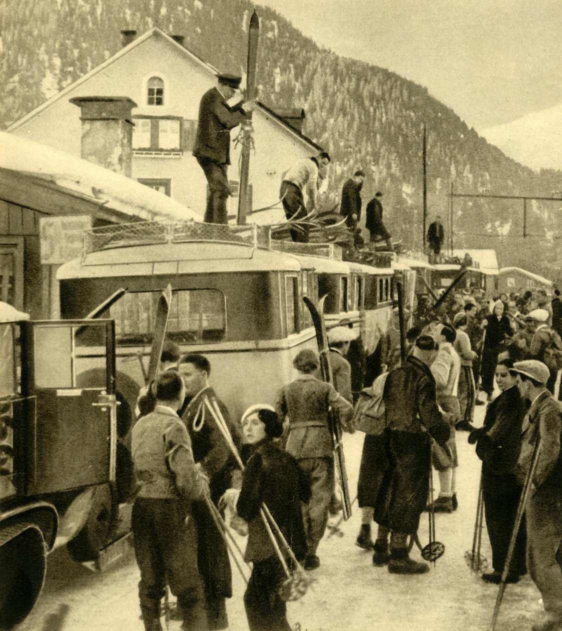 Lyžaři přijíždějící do St Anton am Arlberg, Rakousko, c1935. od Unbekannt