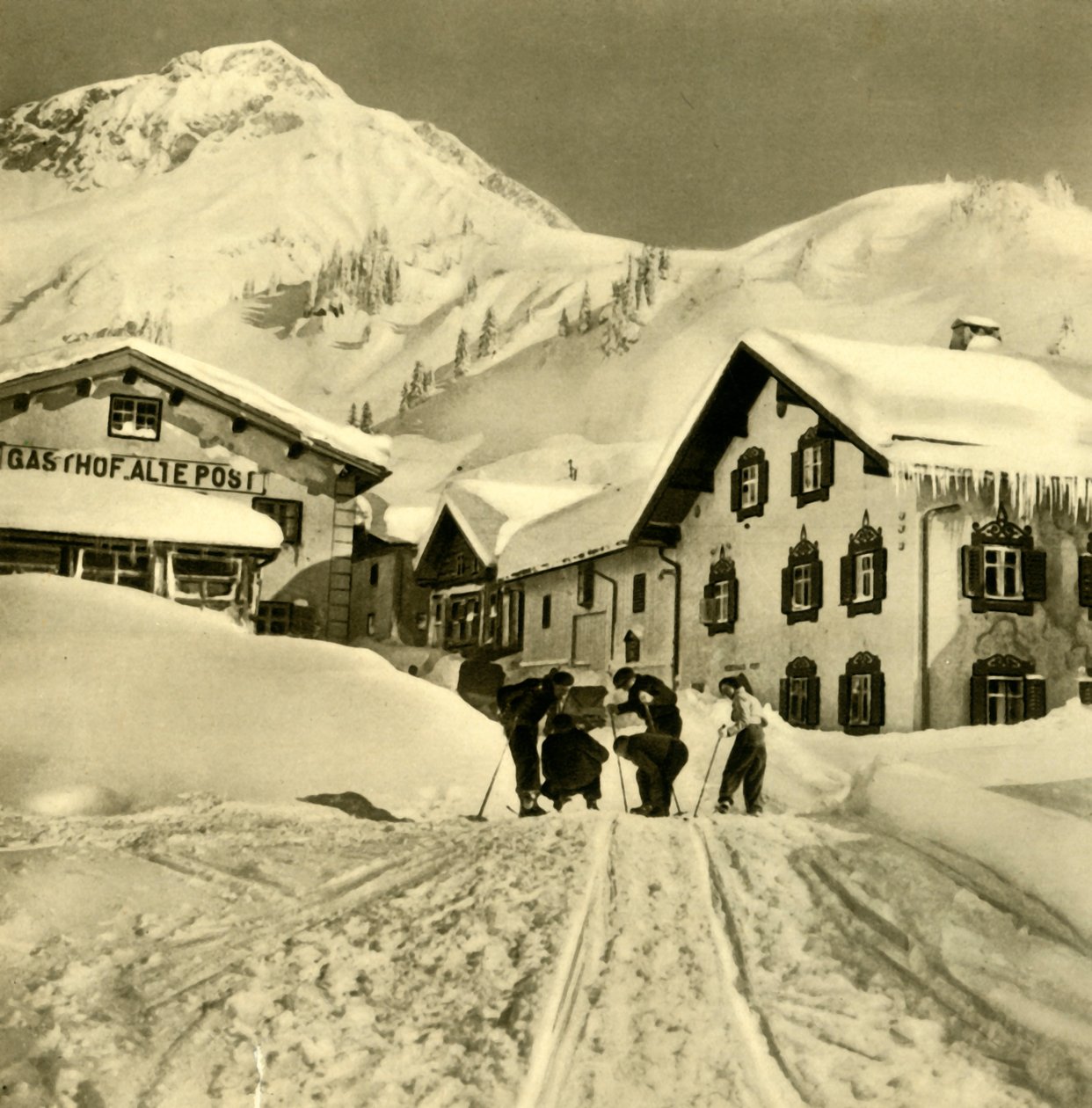 Lyžaři v Stuben am Arlberg, Vorarlbersko, Rakousko, c1935. od Unbekannt
