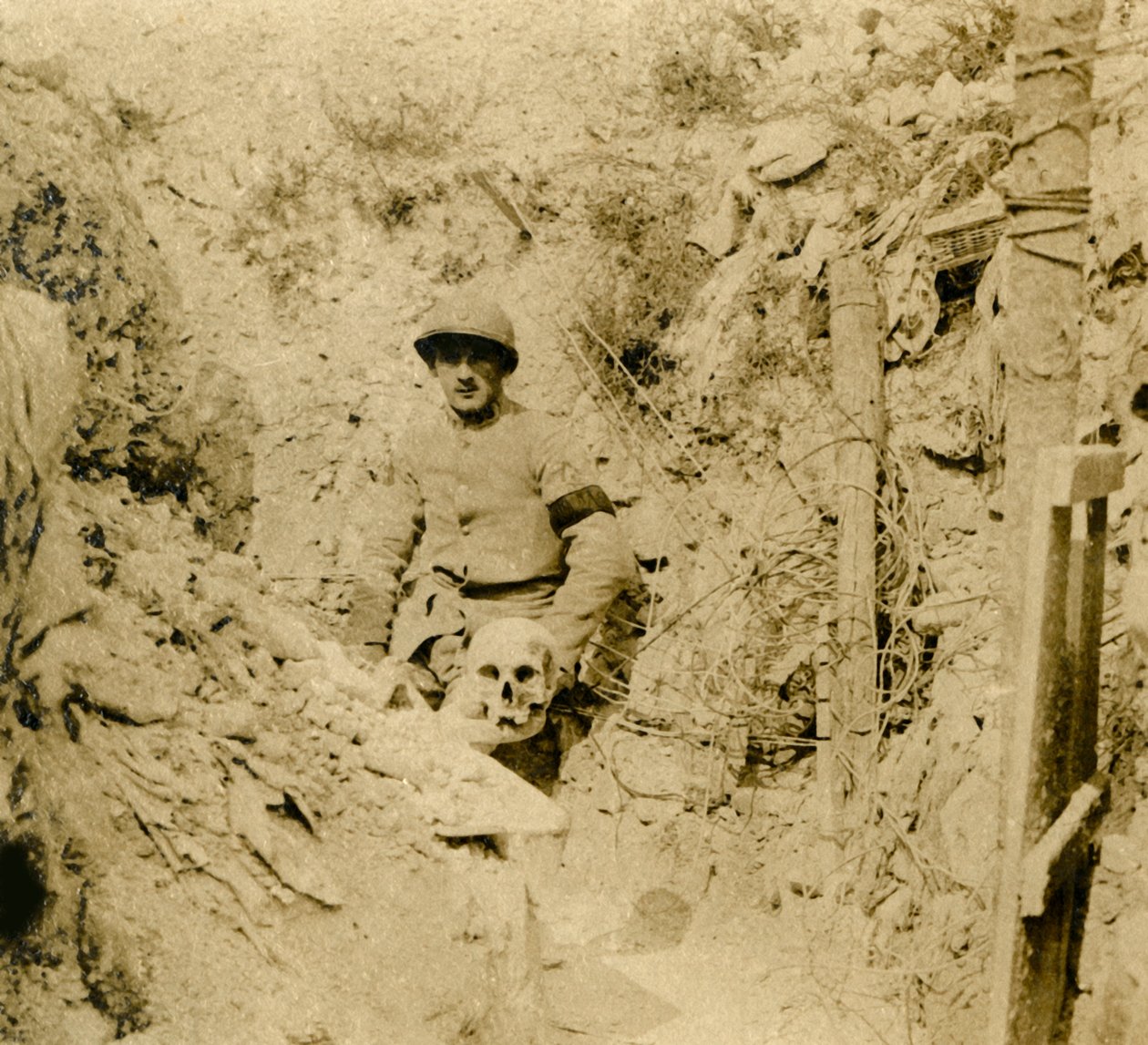 Lebka nalezená pohřbená v zákopech, c1914-c1918 od Unbekannt