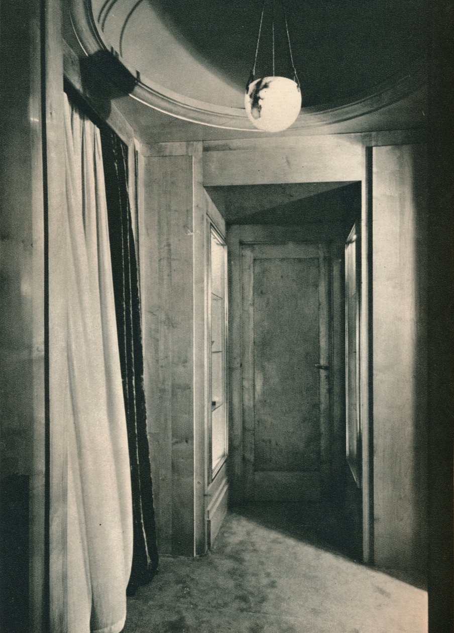 Malá předsíň se skříněmi v bílém platanu, c1925 od Unbekannt