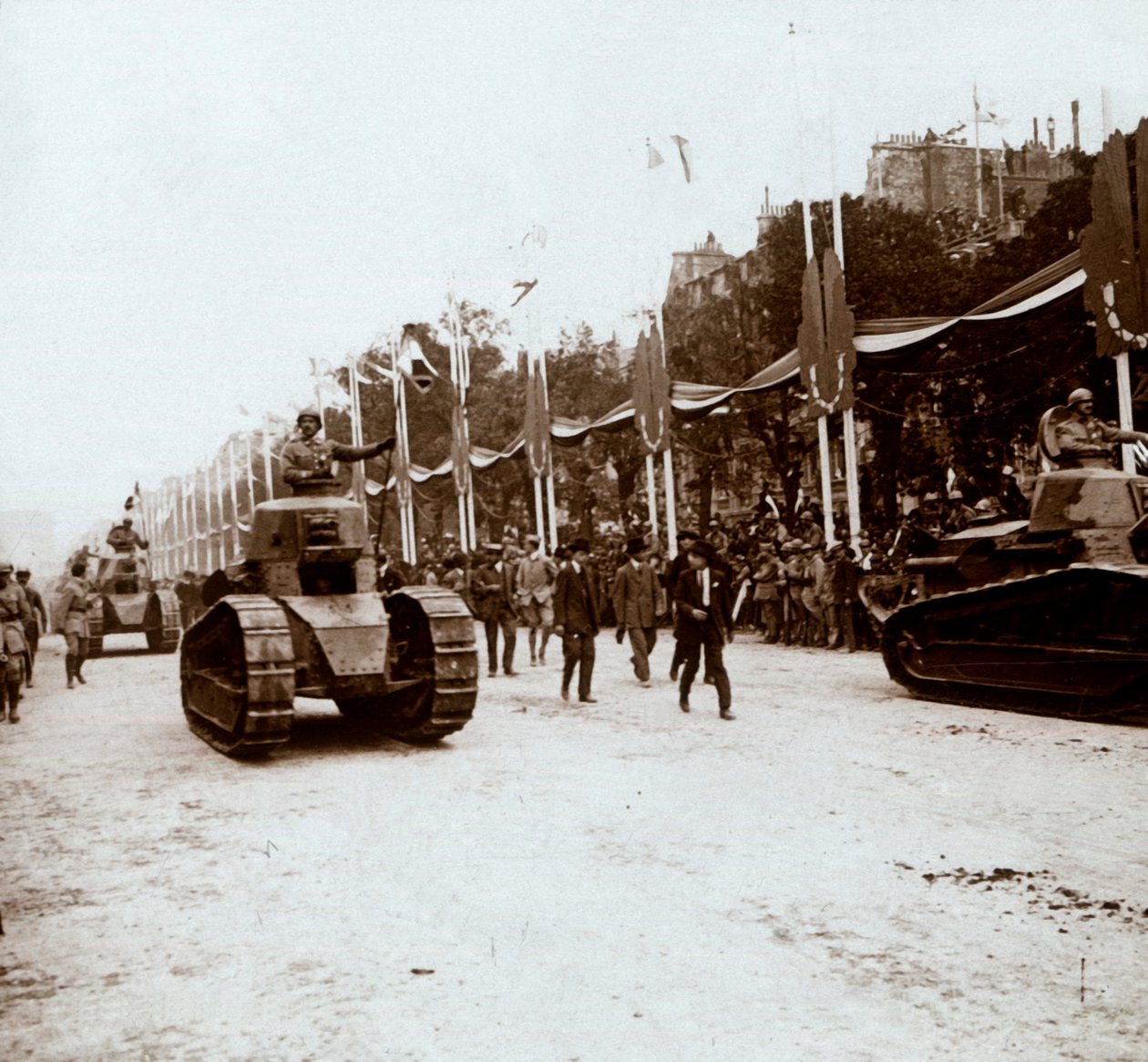 Malé tanky, vítězná přehlídka, Paříž, Francie, c1918-c1919 od Unbekannt