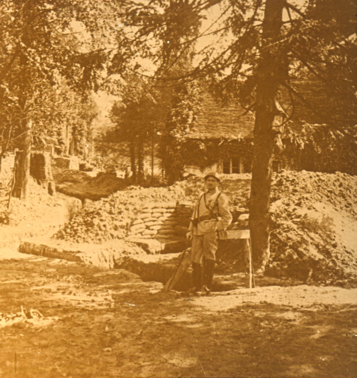 Voják mimo zákop, Bois des Loges, severní Francie, c1914-c1918 od Unbekannt