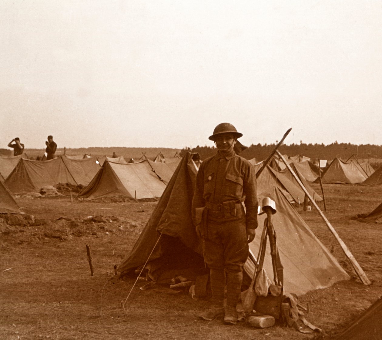 Voják stojící u stanu, americký tábor, Melette, Francie, c1914-c1918. od Unbekannt