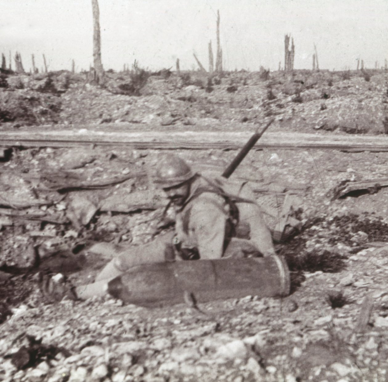 Voják s granátem, Bois dAvocourt, Verdun, severní Francie, c1914-c1918 od Unbekannt