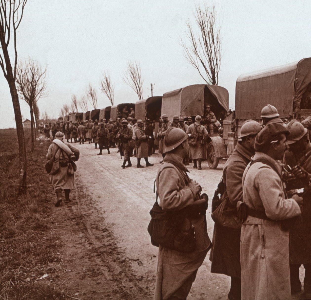 Vojáci a kolona nákladních aut na Voice Sacrée, Verdun, severní Francie, c1914-c1918 od Unbekannt