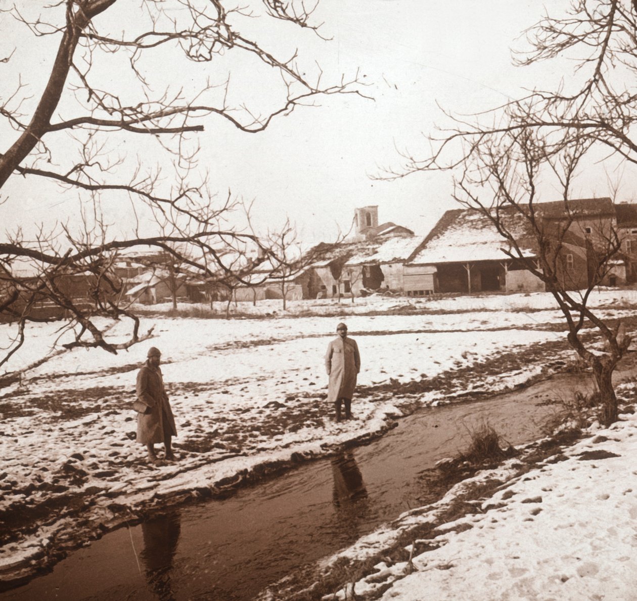 Vojáci u řeky, Bernecourt, severní Francie, c1914-c1918 od Unbekannt
