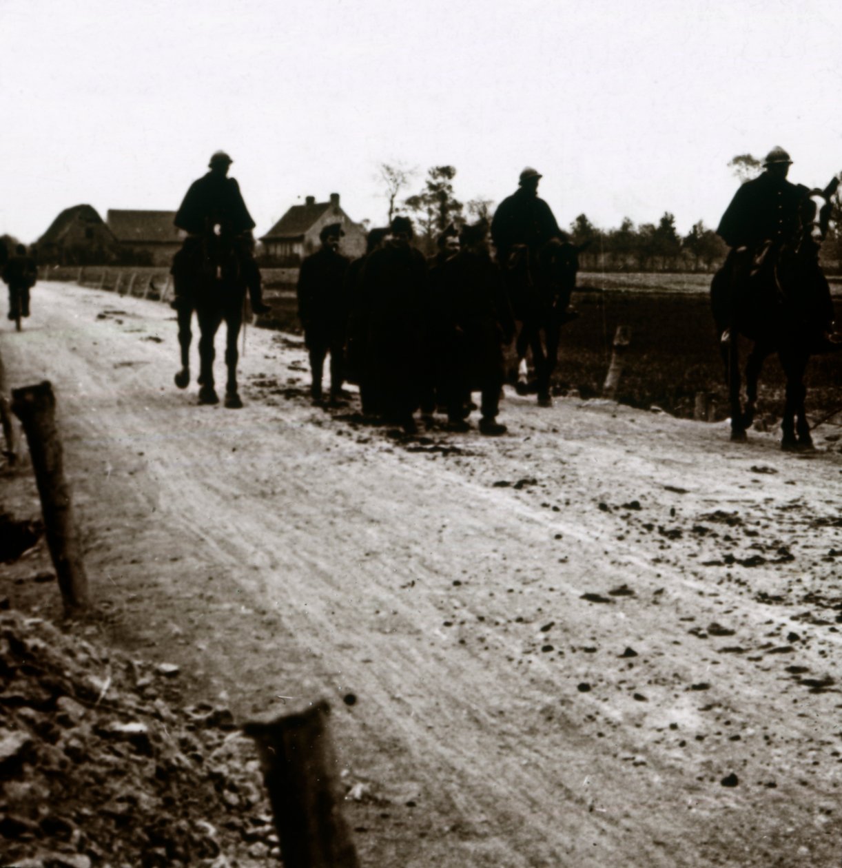 Vojáci na silnici, c1914-c1918 od Unbekannt