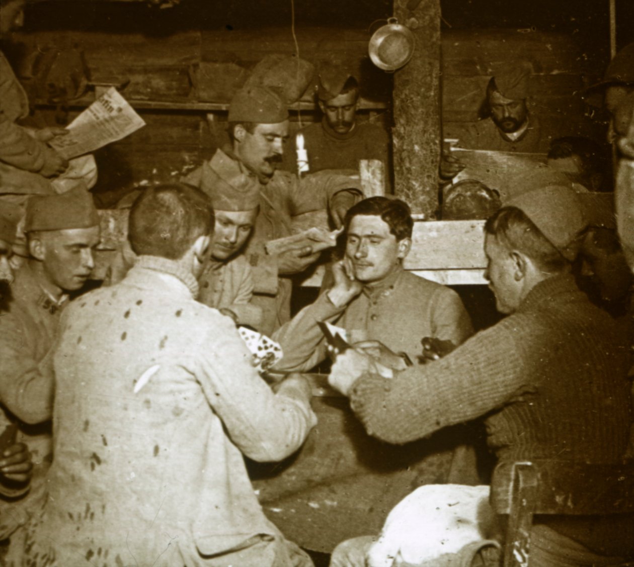 Vojáci hrající Manille [karetní hra] v zákopech, c1914-c1918 od Unbekannt