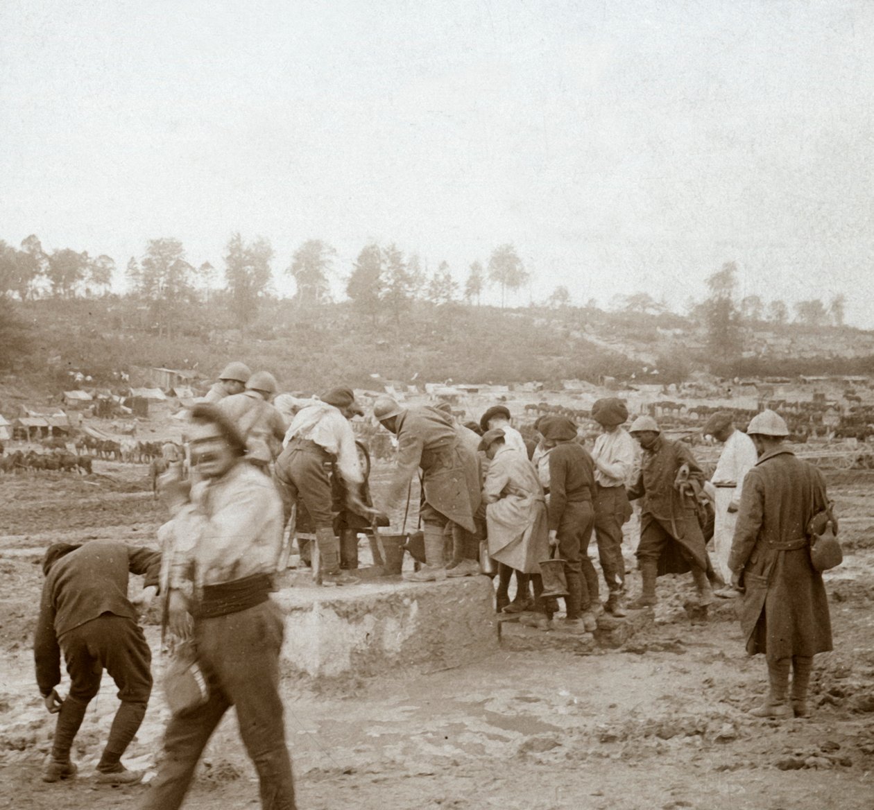 Vojáci stojící ve frontě v bahně na vodu, Genicourt, severní Francie, c1914-c1918 od Unbekannt