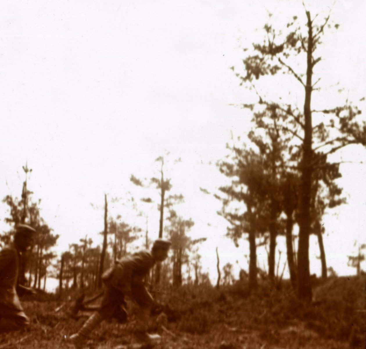 Vojáci běžící na bitevním poli, c1914-c1918 od Unbekannt