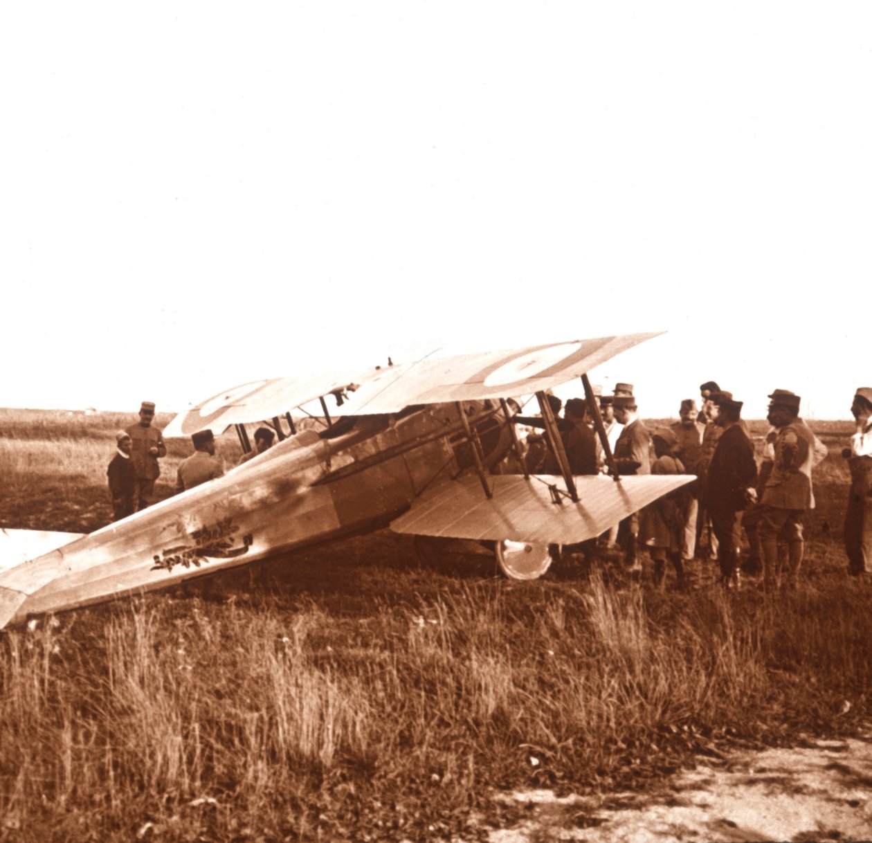 Vojáci obklopující dvouplošník, Somme, severní Francie, c1914-c1918 od Unbekannt
