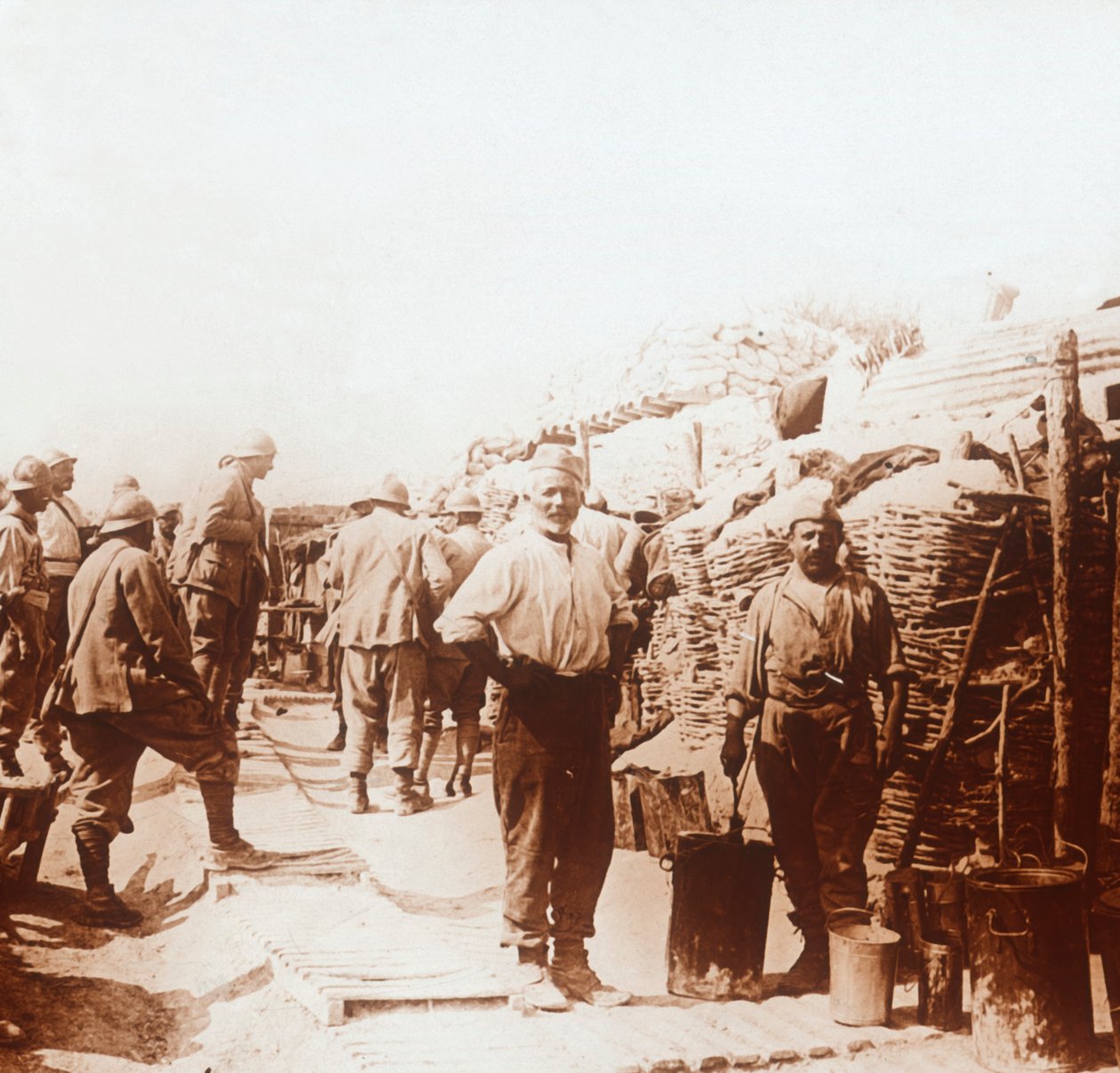 Vojáci s kovovými nádobami, c1914-c1918 od Unbekannt