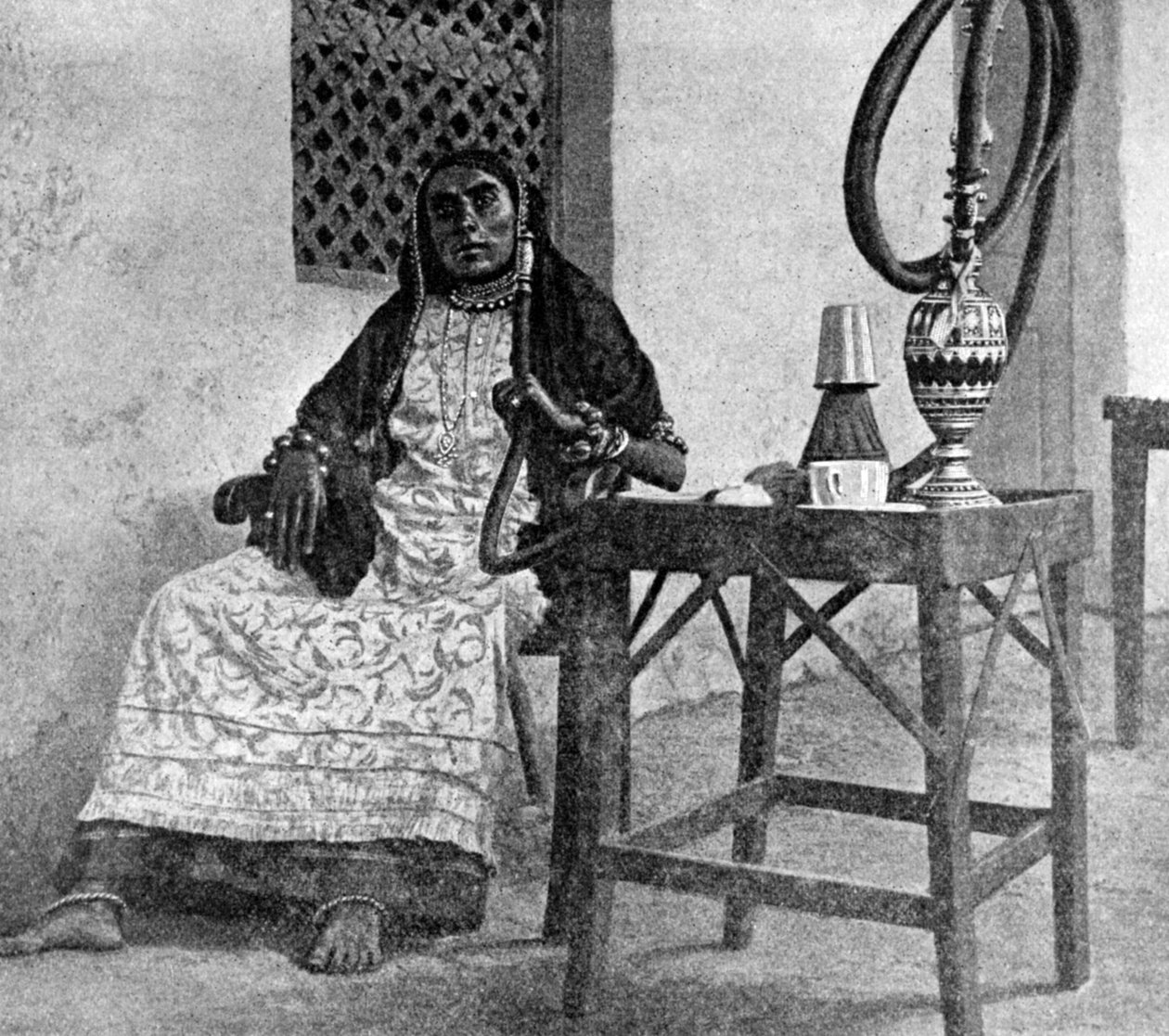 Somálská žena kouřící vodní dýmku, Aden, 1922 od Unbekannt