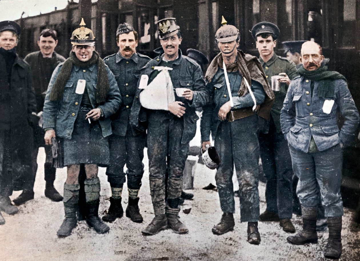 Někteří veselí ranění z bojů v Neuve Chapelle v ukořistěných německých přilbách, 1915 od Unbekannt
