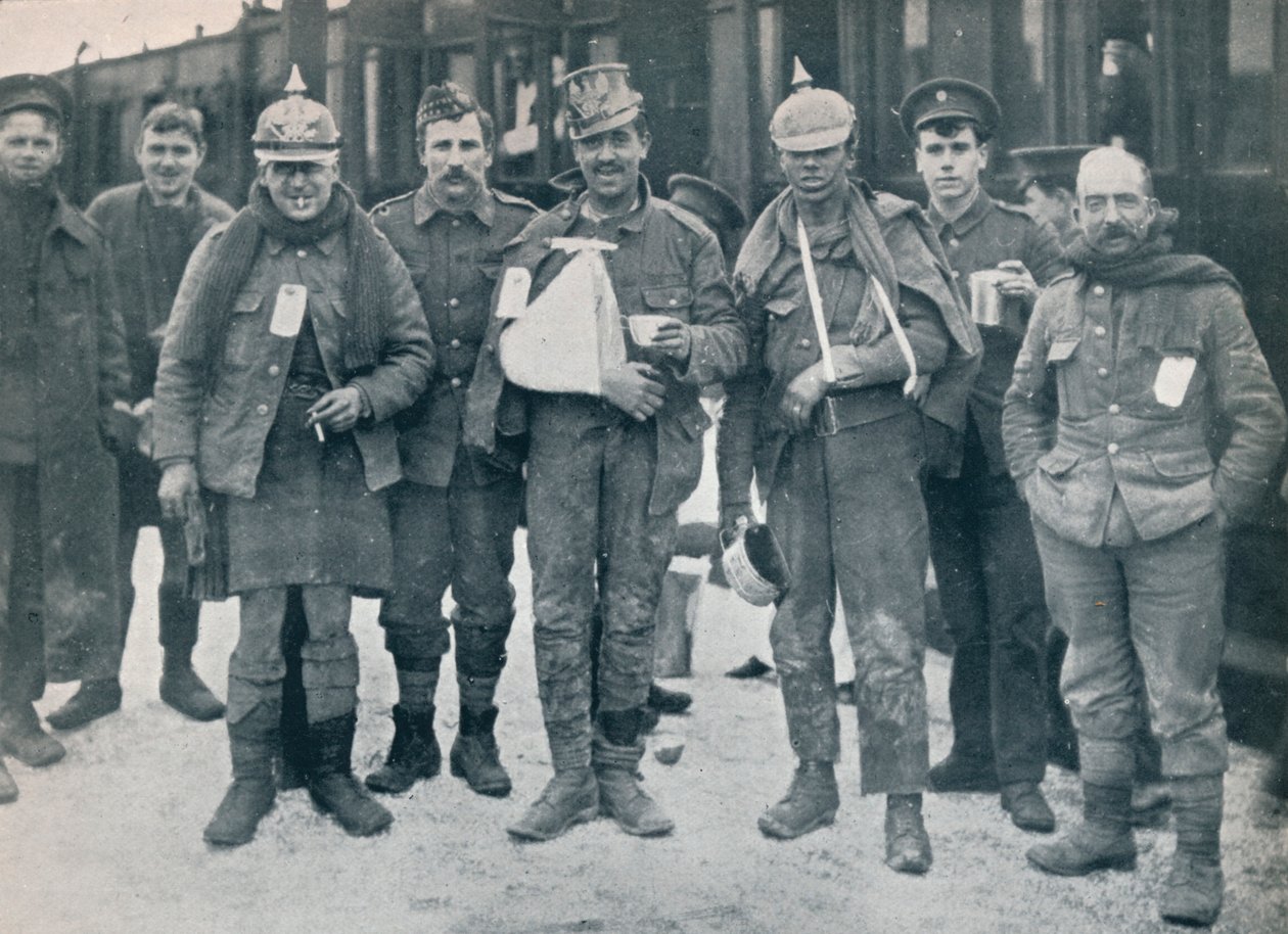 Někteří veselí ranění z bojů v Neuve Chapelle v ukořistěných německých přilbách, 1915 od Unbekannt