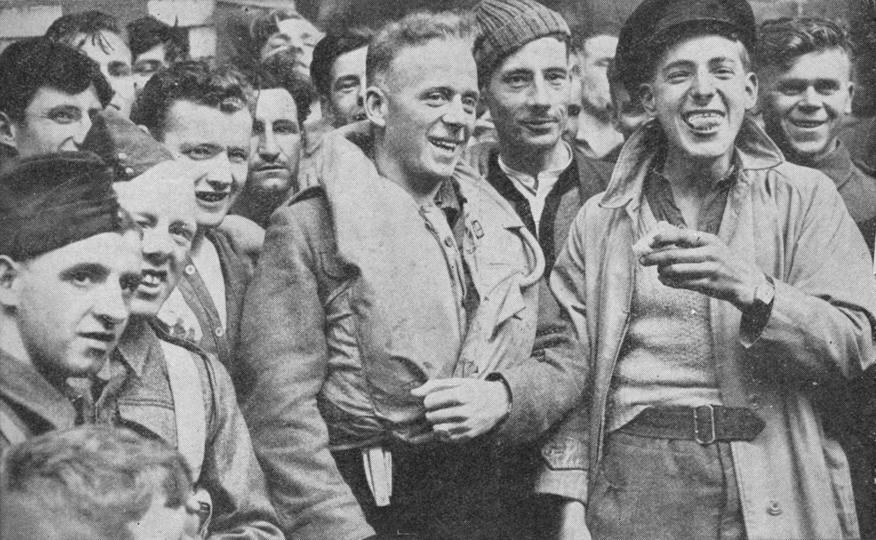 Někteří z těch, kteří přežili přistání hvězdy Arandora ve skotském přístavu, 1940, 1940 od Unbekannt