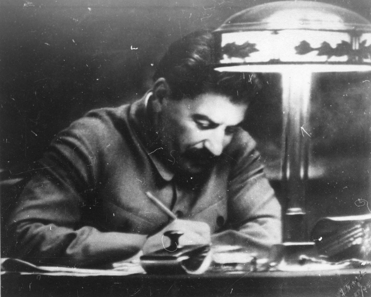 Sovětský vůdce Josef Stalin ve své kremelské studii, Moskva, SSSR, 1935 od Unbekannt