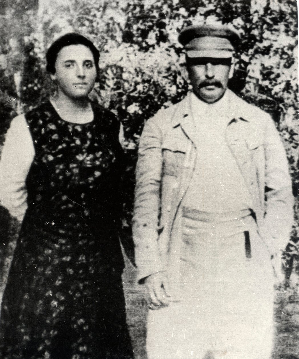 Sovětský vůdce Josef Stalin se svou druhou manželkou Naděždou Allilujevovou koncem 20. let 20. století od Unbekannt