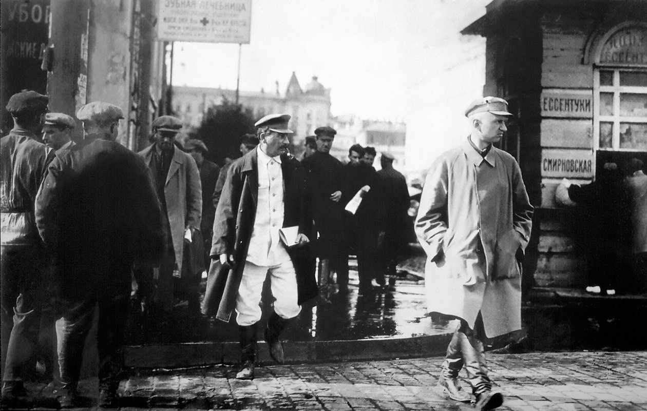 Sovětský vůdce Josif Stalin v doprovodu tajných agentů GRU koncem 20. let od Unbekannt