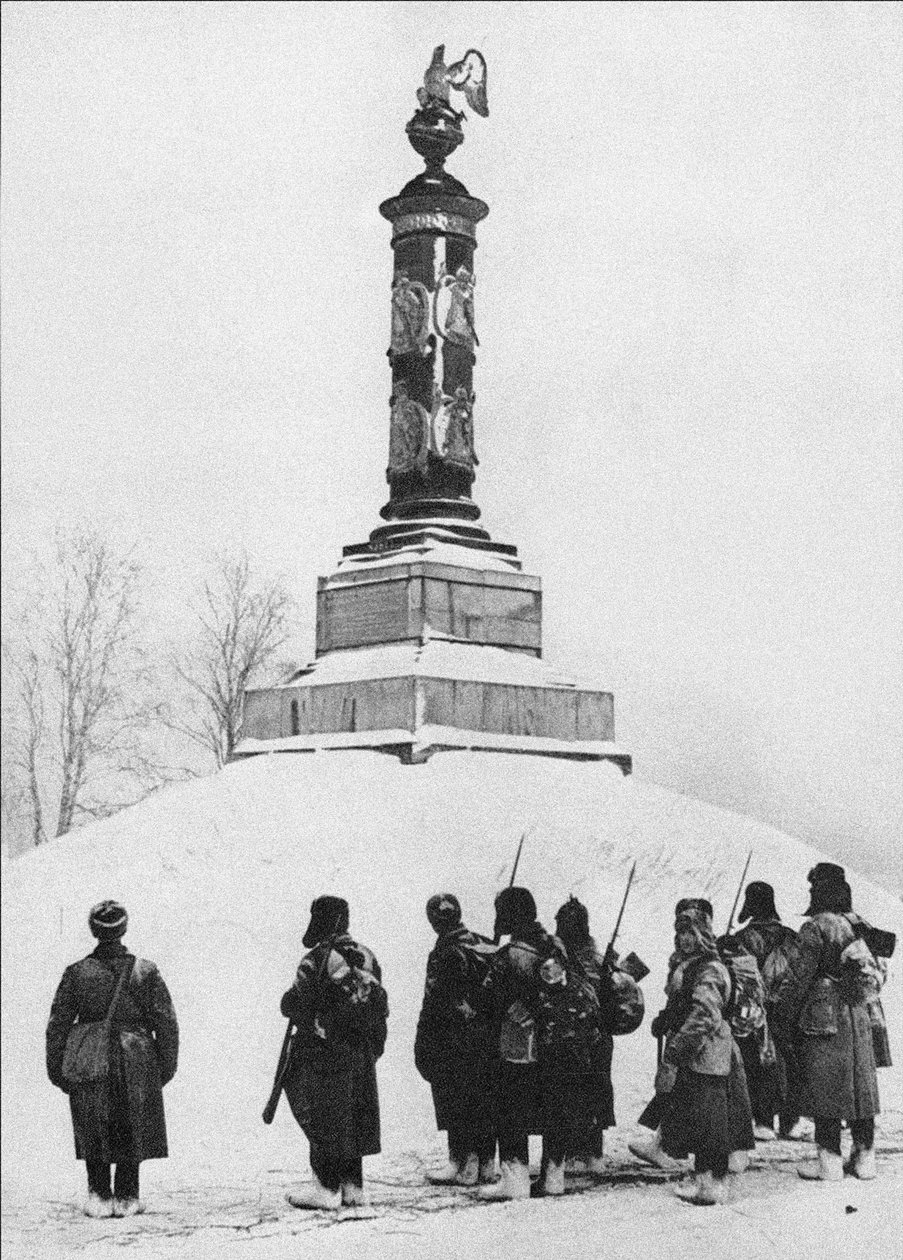 Sovětští vojáci u pomníku hrdinů války 1812 v obci Tarutino Kaluga r od Unbekannt