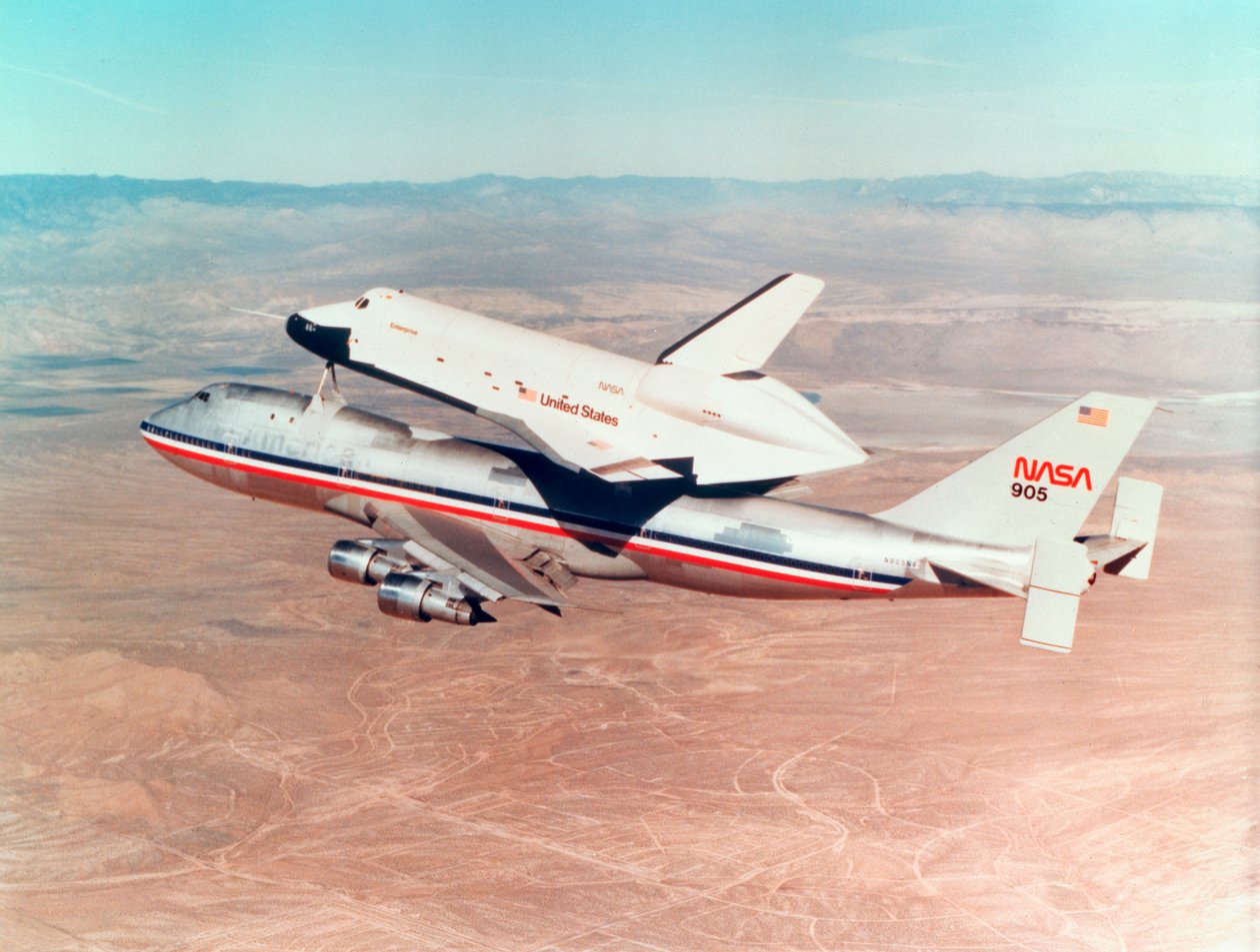 Raketoplán Orbiter namontovaný na vrcholu nosného letadla Boeing 747, 1977 od Unbekannt