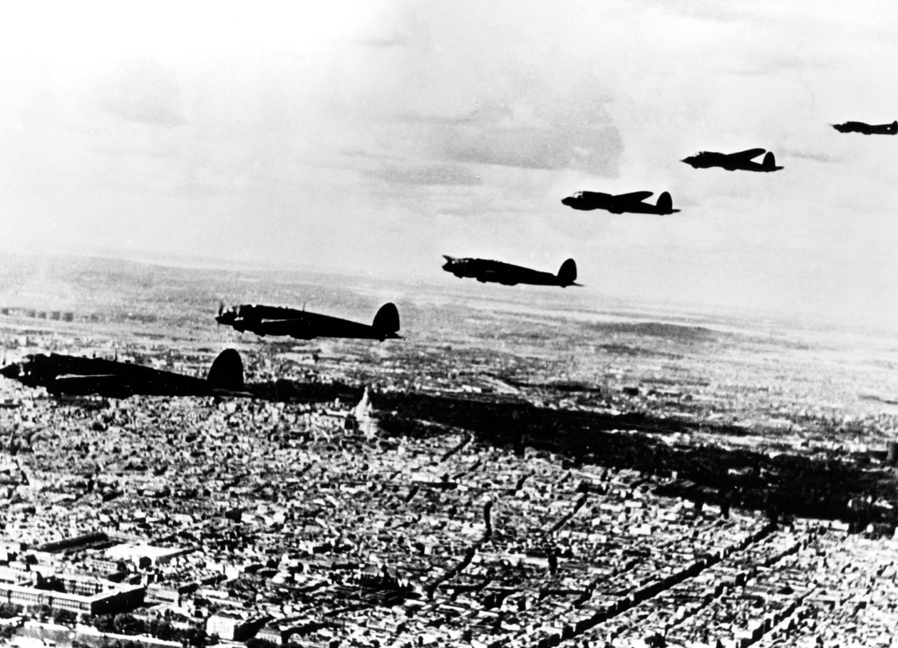 Eskadra německých bombardérů Heinkel He 111 létající nad okupovanou Paříží, červenec 1940 od Unbekannt
