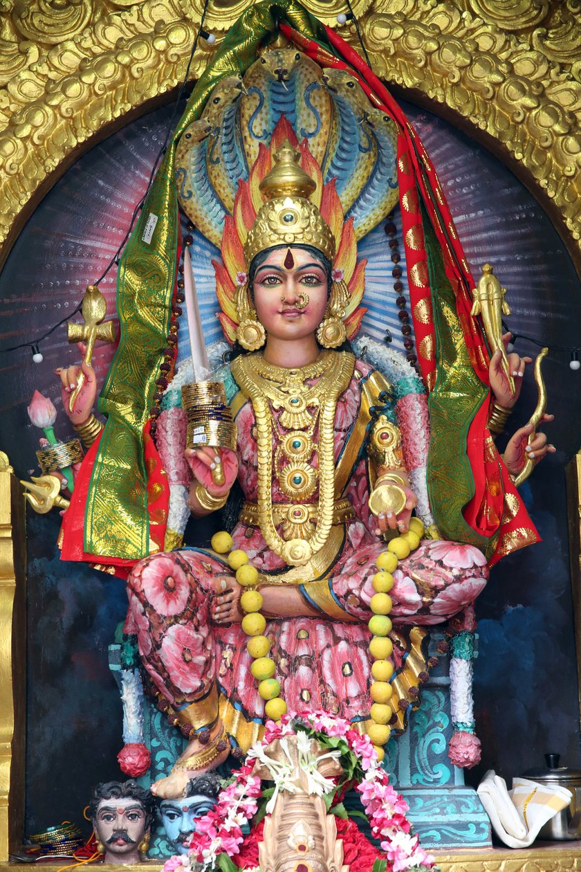 Hinduistický chrám Sri Veeramakaliamman. Sri Mariamman (Maariamma, Mari ou Amman), jihoindická hinduistická bohyně deště, 20160818, Singapur, Singapur od Unbekannt