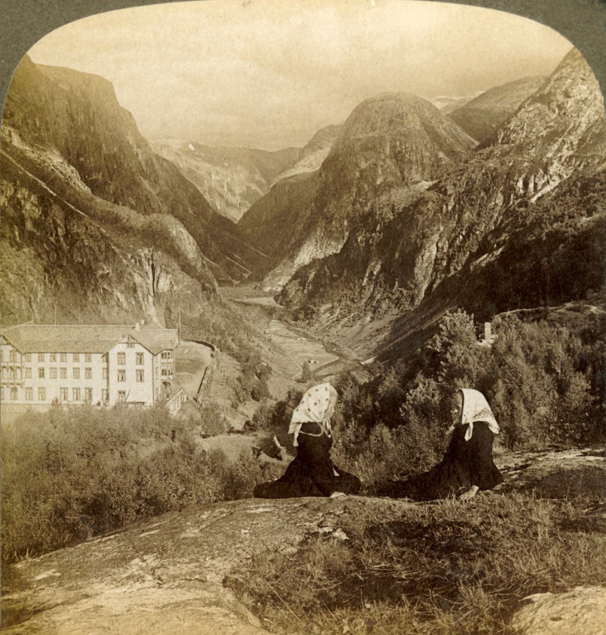 Stalheims Hotel a jeho nádherný výhled přes slavný Naerodal, Norsko, 1905. od Unbekannt