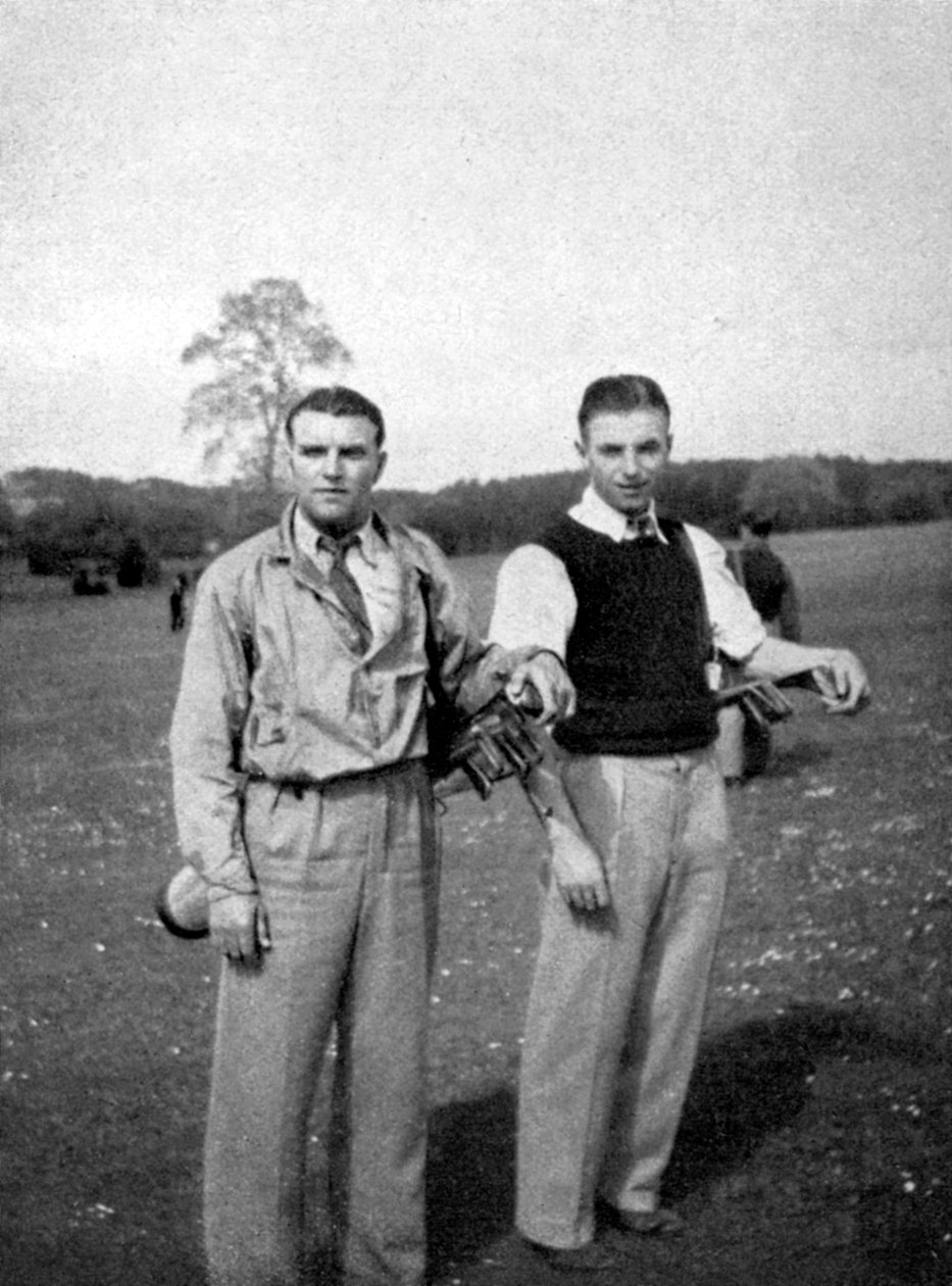 Stanley Matthews a Eddie Hapgood pauza mezi údery během golfu, 1945 od Unbekannt