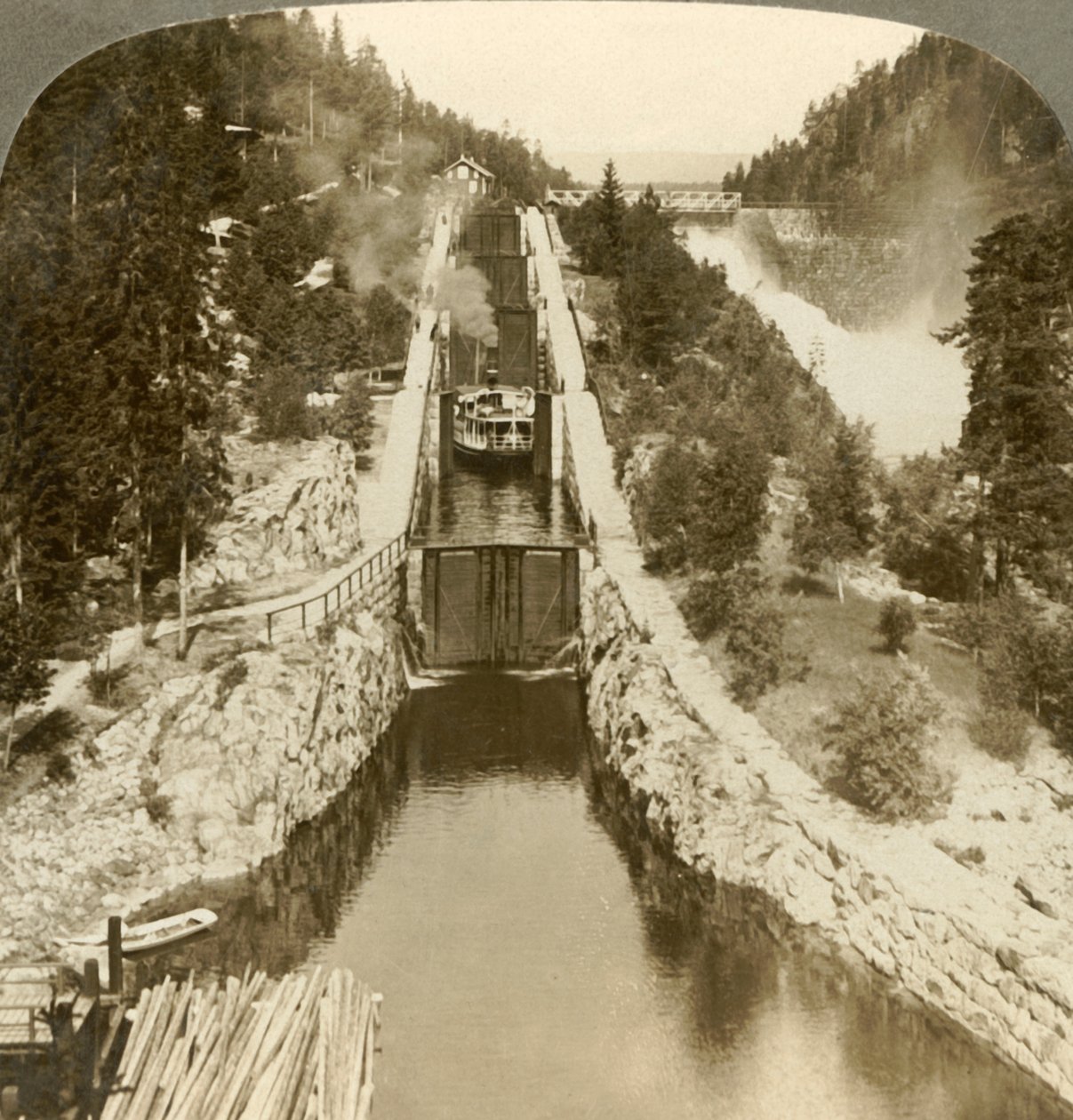 Parník šplhá na kopec vedle vodopádu Vrang, u zdymadel v Bandak-Nordsjo, Norsko, c1905. od Unbekannt