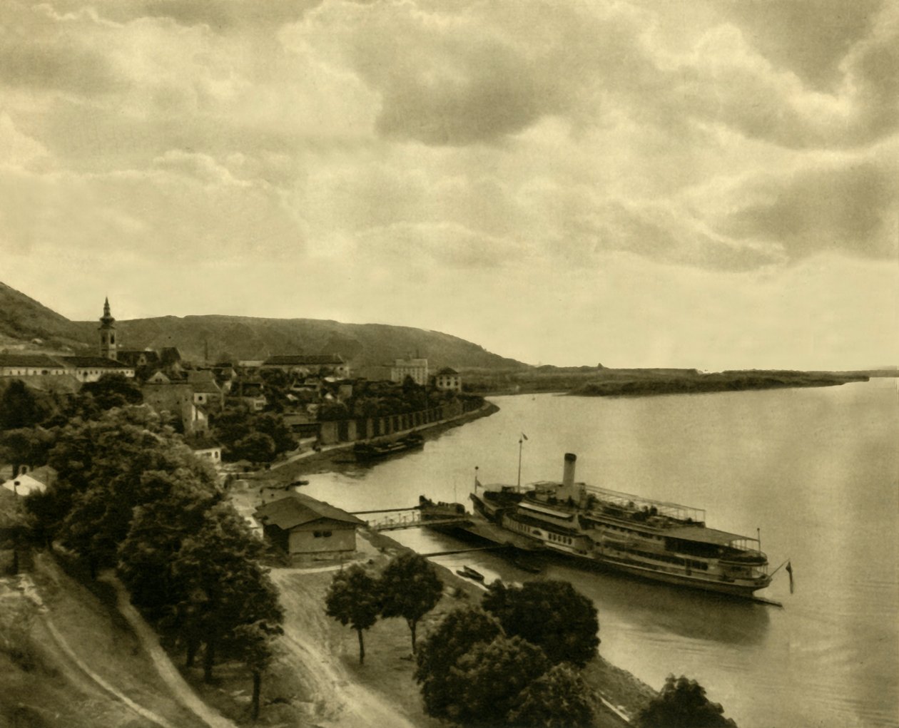 Parník na Dunaji v Hainburgu, Dolní Rakousko, c1935. od Unbekannt