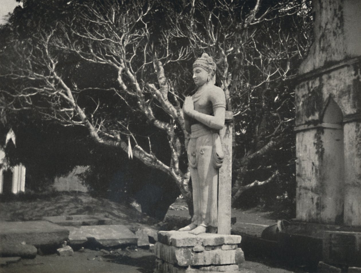 Kamenná postava poblíž Ruwanweli Dagoba, Anuradhapura, 1926 od Unbekannt