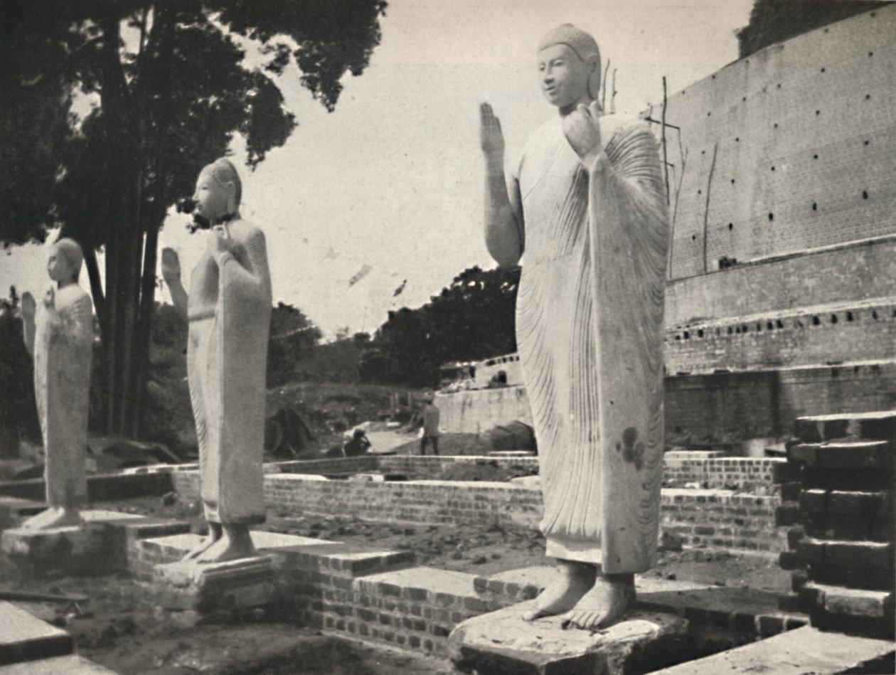 Kamenné sochy před Ruwanwali Dagoba v rekonstrukci, Anuradhapura, 1926 od Unbekannt
