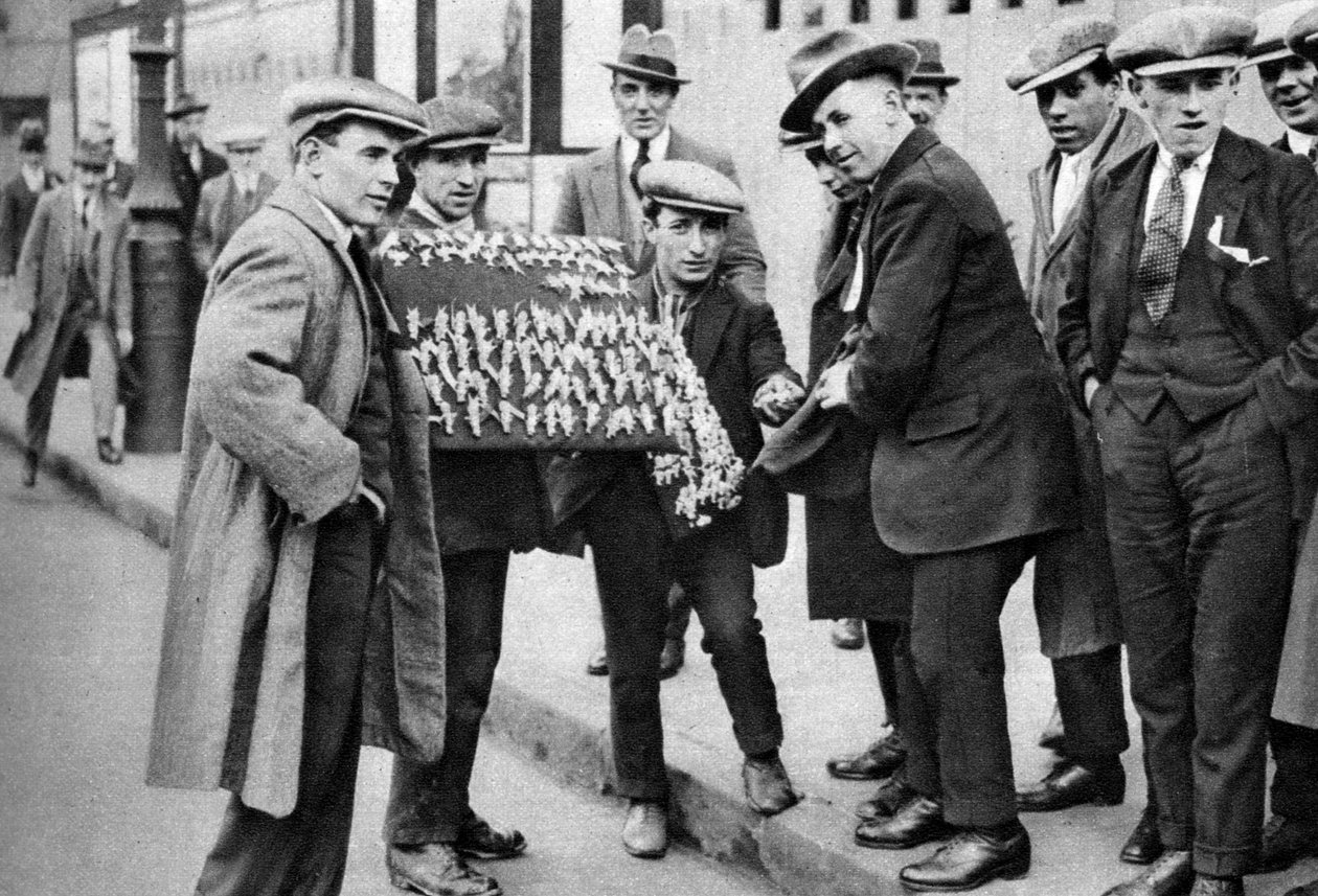 Pouliční prodavač prodávající fotbalové laskominy v Kings Cross, Londýn, 1911 1926-1927 od Unbekannt
