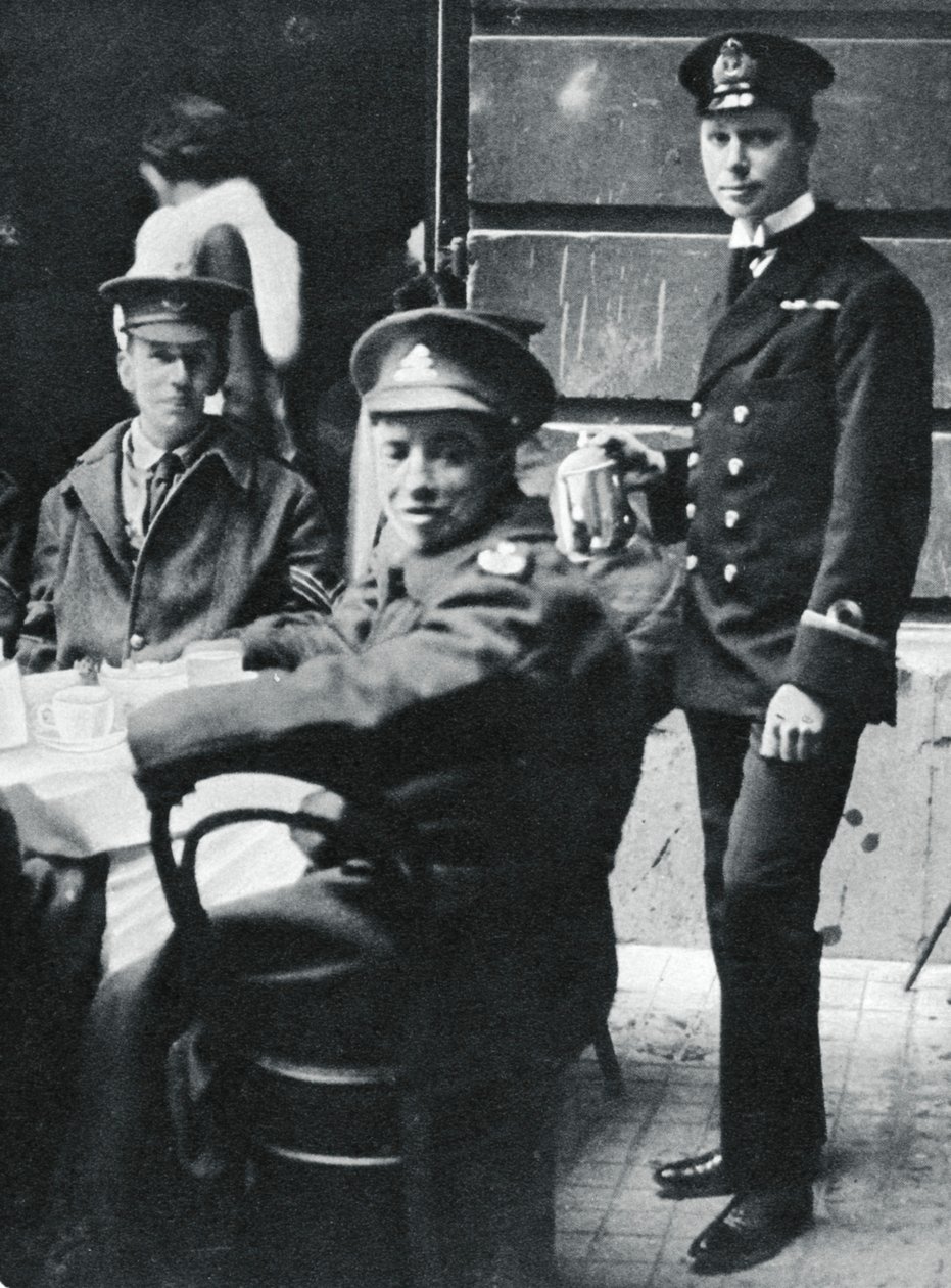 Podporučík princ Albert podávající čaj zraněným vojákům v Buckinghamském paláci, 1916 od Unbekannt