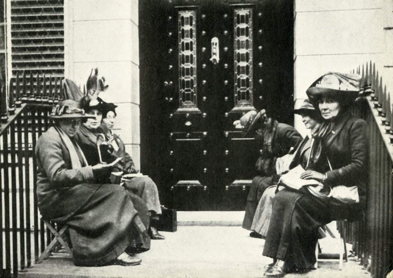 Sufražetky čekající na prahu domu Sira Edwarda Carsonse v Londýně, 6. dubna 1914, 1947. od Unbekannt